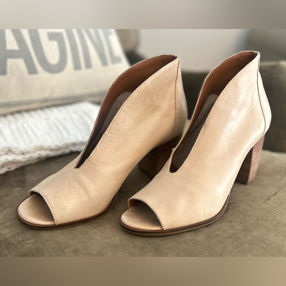 Lucky Brand Cream Joal Pump